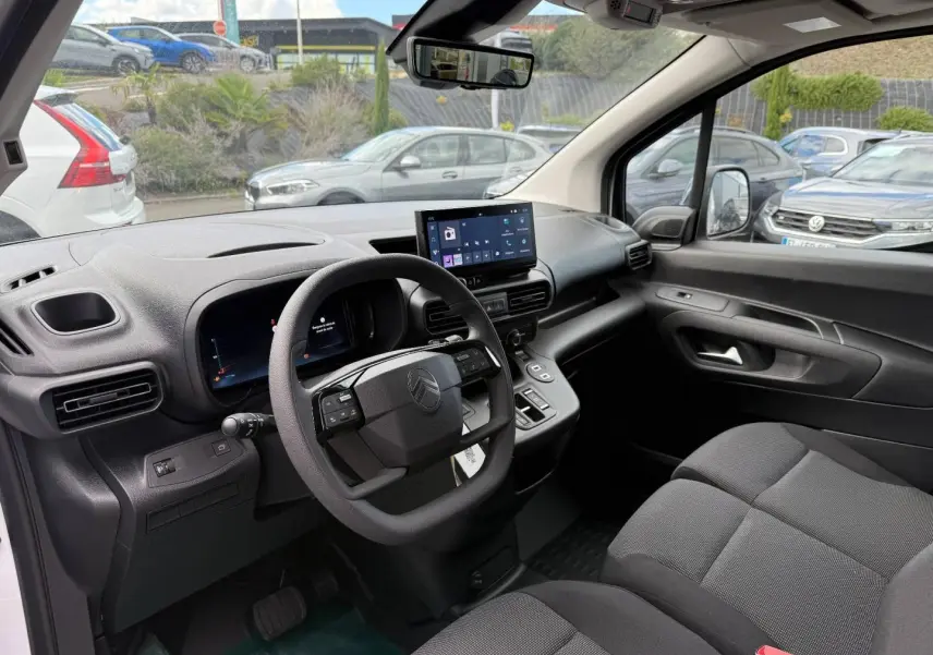 Intérieur avant droit du Citroën Berlingo Fourgon XL Diesel blanc, tableau de bord moderne avec écran tactile et volant multifonction.