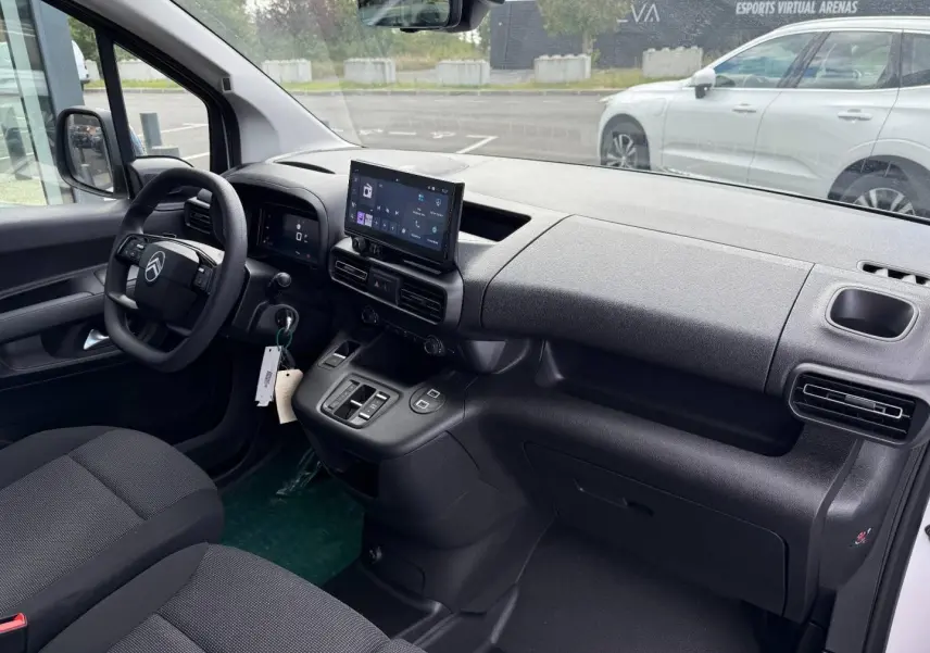 Intérieur du Citroën Berlingo Fourgon XL Diesel 130ch 2026, vue côté conducteur sur tableau de bord et écran tactile.