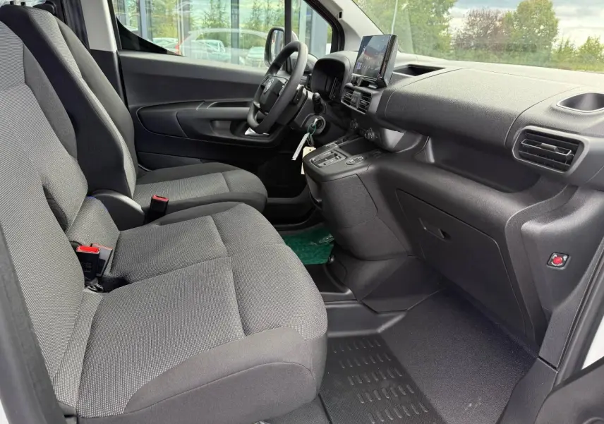 Intérieur avant du Citroën Berlingo Fourgon XL 2026, vue côté droit sur sièges gris et tableau de bord moderne.