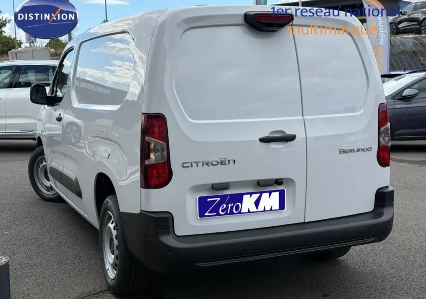 Vue 3/4 arrière droite du Citroën Berlingo Fourgon XL blanc Icy avec portes arrière battantes et pare-chocs noir.