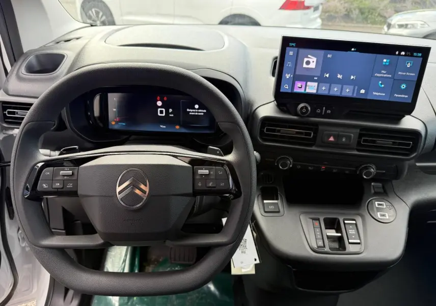 Vue intérieure du poste de conduite du Citroën Berlingo Fourgon XL 2026, volant multifonction et écran tactile central.