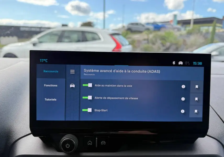 Écran tactile intérieur du Citroën Berlingo Fourgon XL Diesel blanc, affichant les aides à la conduite avancées.