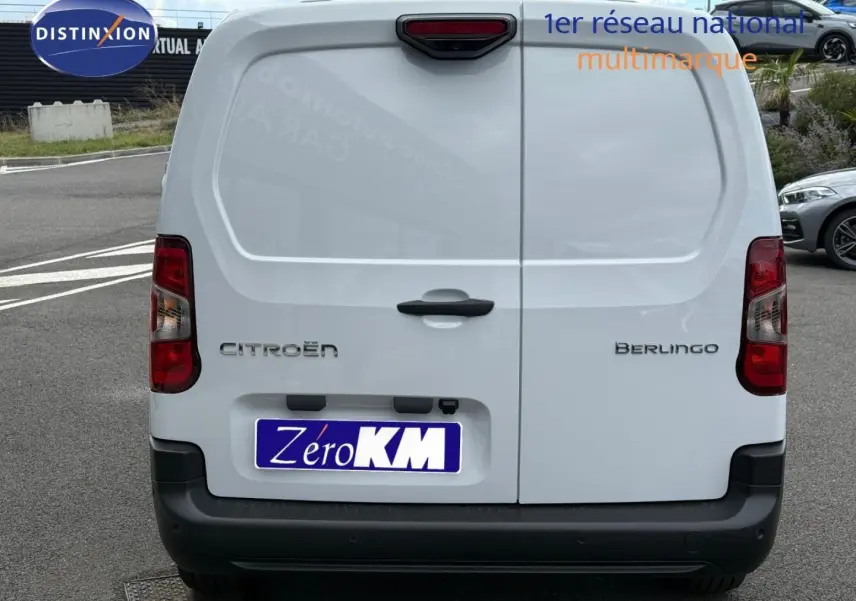 Vue arrière d’un Citroën Berlingo Fourgon XL blanc Icy avec double portes arrière fermées sur parking.