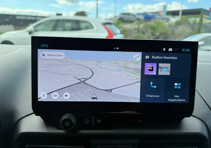 Vue intérieure du tableau de bord du Citroën Berlingo Fourgon XL Diesel 130ch, écran tactile affichant la navigation.