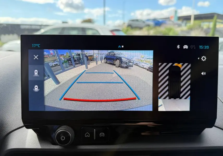Écran intérieur montrant la caméra de recul et l’aide au stationnement du Citroën Berlingo Fourgon blanc Icy, vue arrière.