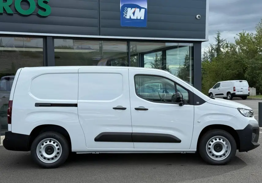 Vue de profil côté gauche d’un Citroën Berlingo Fourgon XL Diesel blanc Icy avec porte latérale coulissante noire.