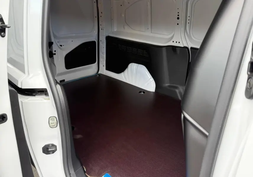 Vue intérieure côté droit du coffre blanc Icy du Citroën Berlingo Fourgon XL Diesel 130ch automatique 2026, avec plancher en bois.