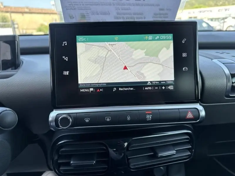 Écran tactile central avec navigation GPS dans l’habitacle d’une Citroën C4 Cactus blanc 2018 vue de face.