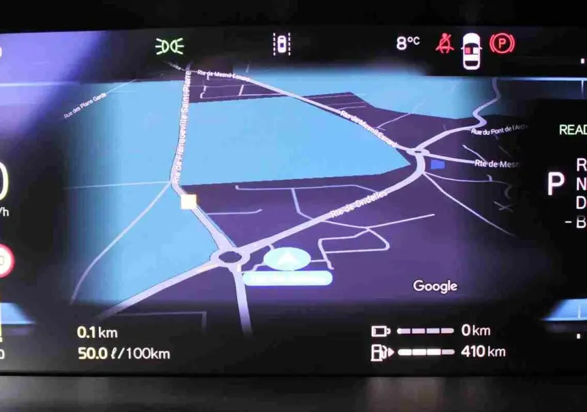 Tableau de bord numérique du Volvo S60 hybride rechargeable 2024 affichant la navigation, vitesse à 0 km/h et indicateurs de charge.