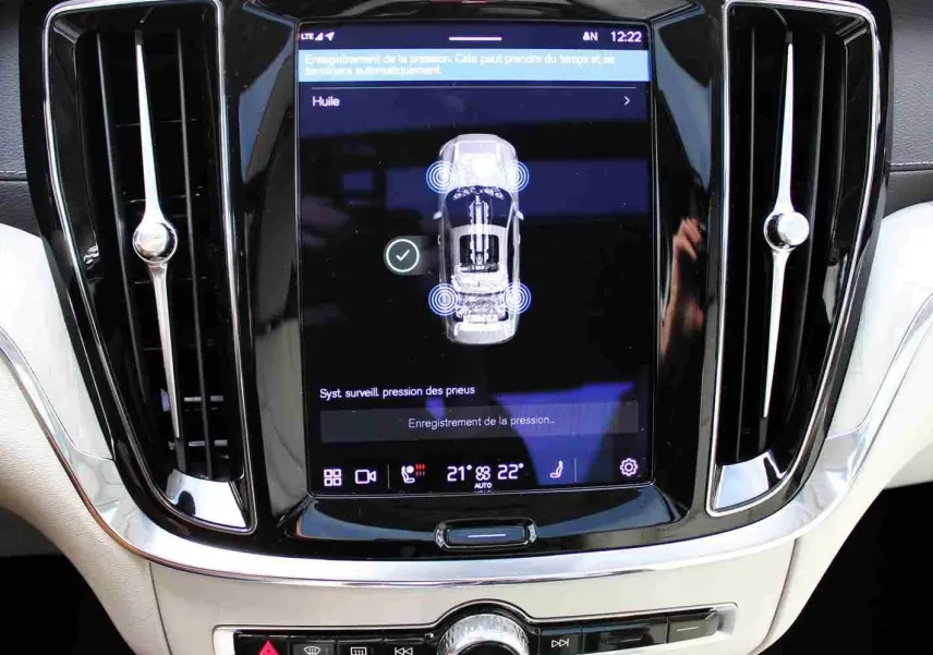 Écran tactile central du tableau de bord du Volvo S60 2024, affichant la surveillance de la pression des pneus.
