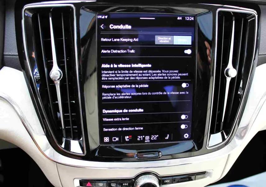 Écran tactile central affichant les réglages de conduite du Volvo S60 T6 AWD gris métal 2024, avec aérateurs chromés.