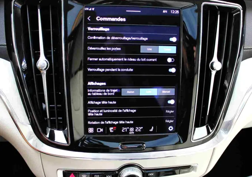 Vue rapprochée de l'écran tactile central du Volvo S60 T6 hybride rechargeable 2024 avec commandes de verrouillage et affichage.