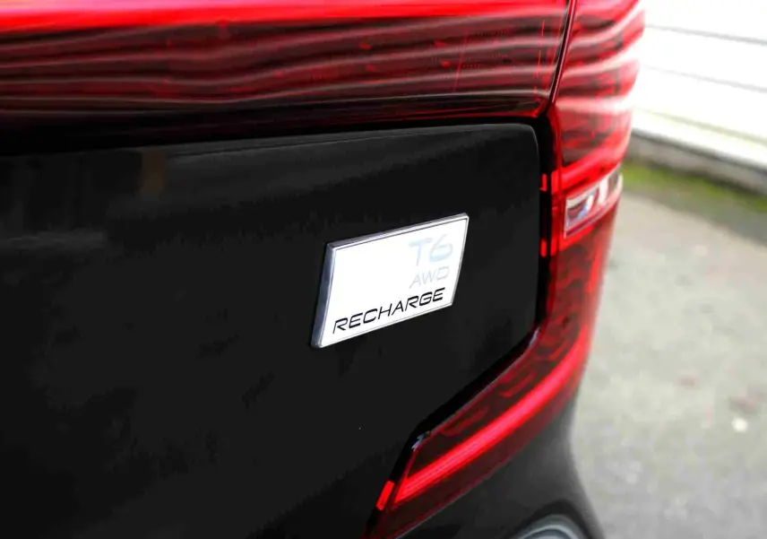 Gros plan sur la trappe de recharge arrière droite gris métal d'une Volvo S60 T6 AWD hybride rechargeable 2024.