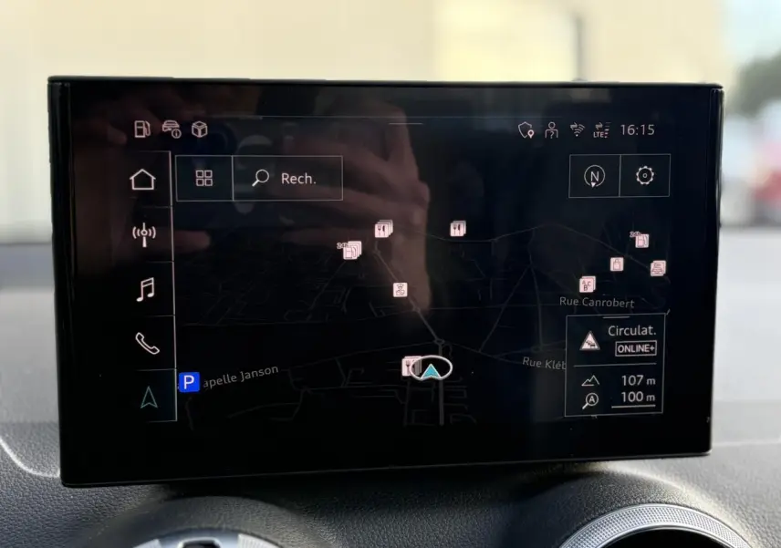 Écran tactile MMI navigation affichant une carte, dans l'habitacle d'un Audi Q2 argent rosé 2025.