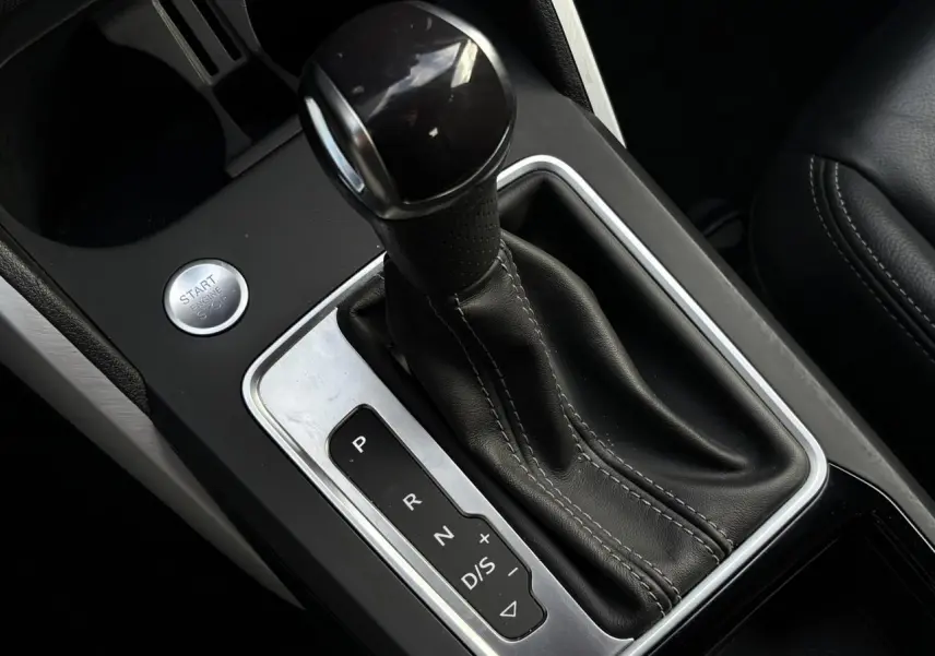 Le levier de vitesses automatique noir de l'Audi Q2 35 TDI S-Line, vu en gros plan côté console centrale.