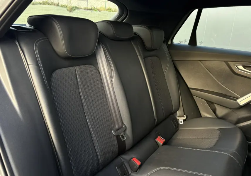 Vue intérieure côté droit des sièges arrière en cuir et tissu noirs de l'Audi Q2 35 TDI S-Line 2025.