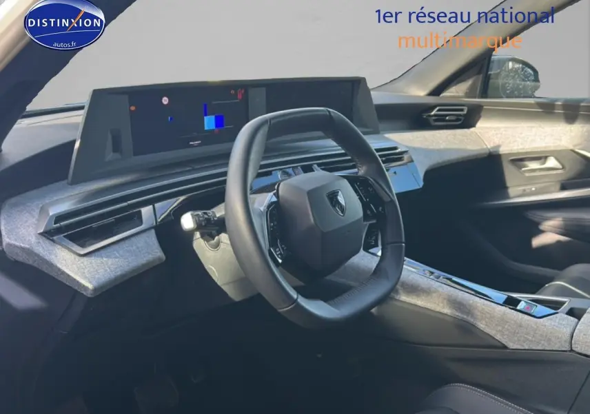 Vue intérieure côté conducteur du Peugeot 5008 blanc okenite, volant cuir multifonction et écran tactile large.