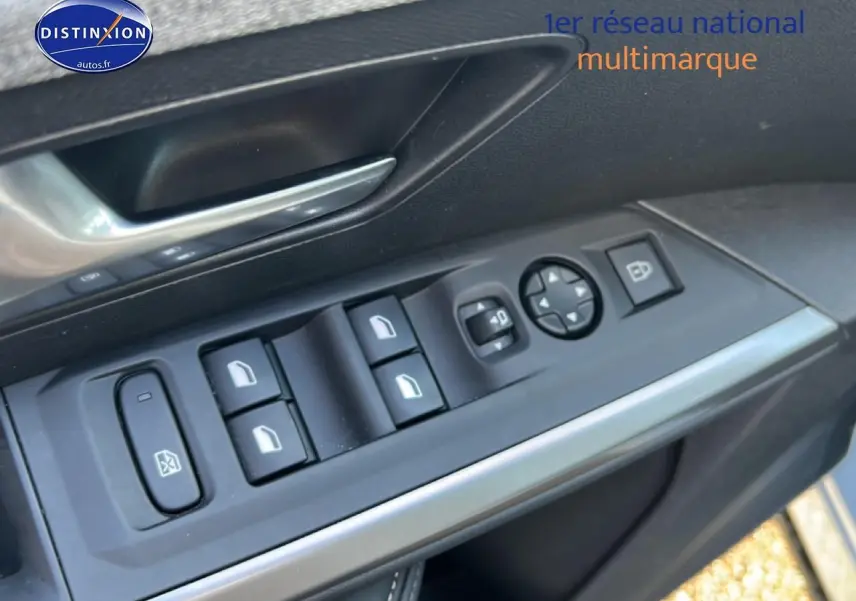 Gros plan sur la commande des vitres et rétroviseurs côté conducteur du Peugeot 5008 blanc okenite 2025.