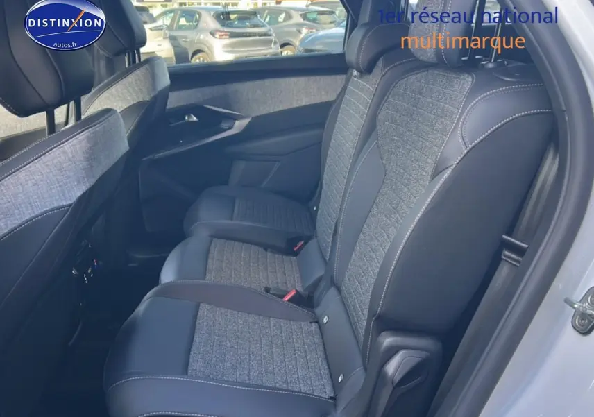Vue côté droit des sièges arrière en tissu et cuir gris du Peugeot 5008 blanc okenite, avec porte ouverte.