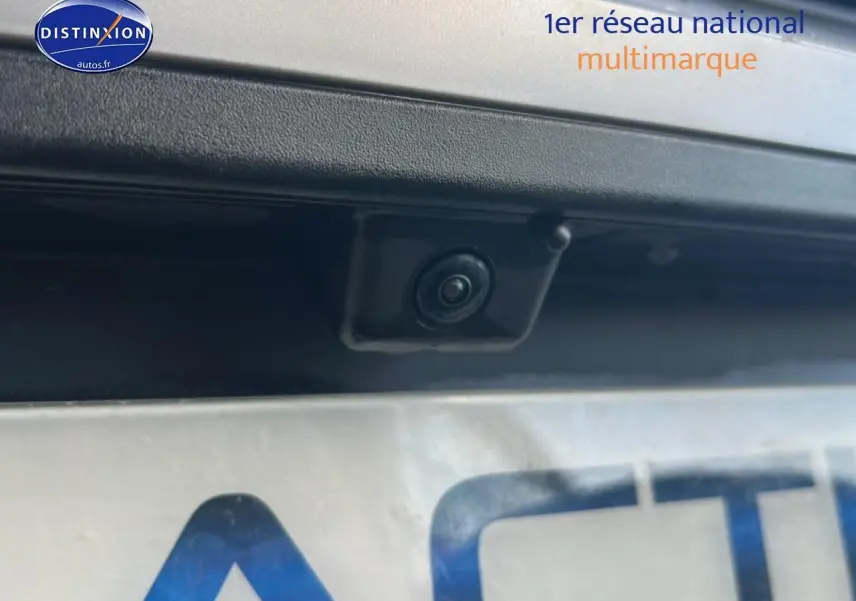Gros plan sur la caméra de recul située au-dessus de la plaque d'immatriculation du Peugeot 5008 blanc Okenite.