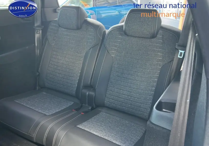 Vue rapprochée des deux sièges arrière supplémentaires en tissu gris et cuir noir du Peugeot 5008 blanc, côté droit.