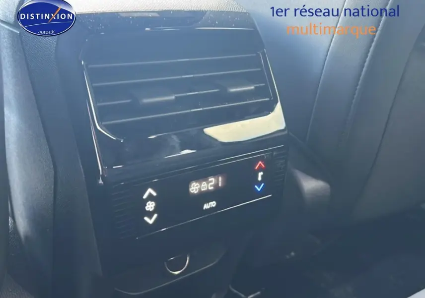Détail de la console arrière noire avec commandes de climatisation digitale dans l’habitacle d’un Peugeot 5008 blanc.