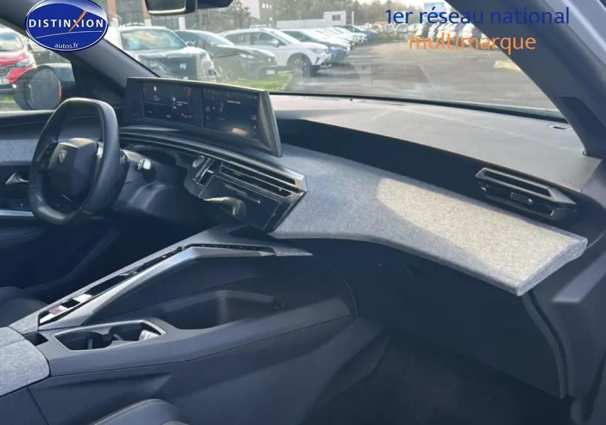Vue intérieure côté passager du tableau de bord gris clair et noir du Peugeot 5008 Hybrid 145 allure e-dcs6 2025.