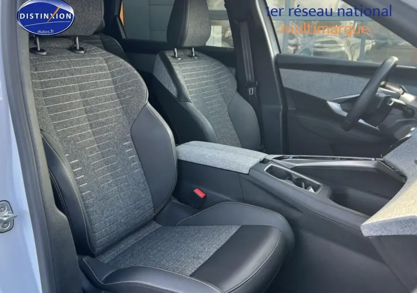 Vue intérieure côté conducteur du Peugeot 5008 Hybrid 145 allure e-dcs6 2025 avec sièges tissu et cuir gris et noir.