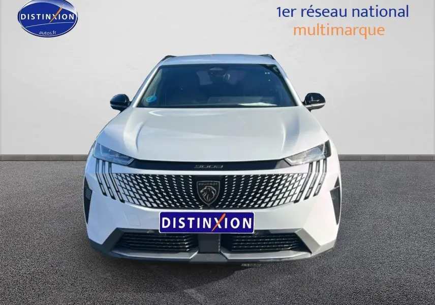 Vue avant d’un Peugeot 5008 Hybrid 145 allure e-dcs6 blanc okenite avec calandre distinctive et phares LED fins.