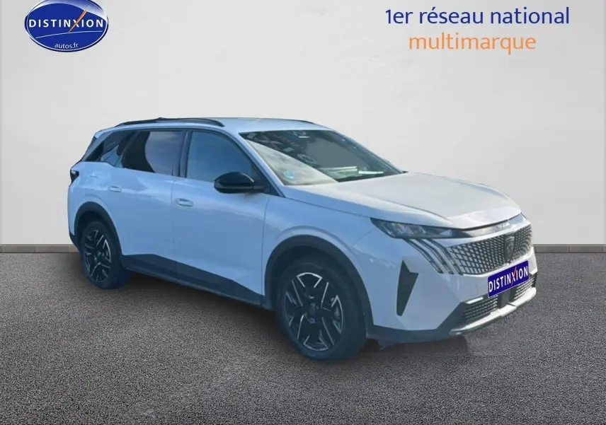 Peugeot 5008 Hybrid blanc okenite en 3/4 avant droit, avec jantes alu noires et toit noir contrasté.