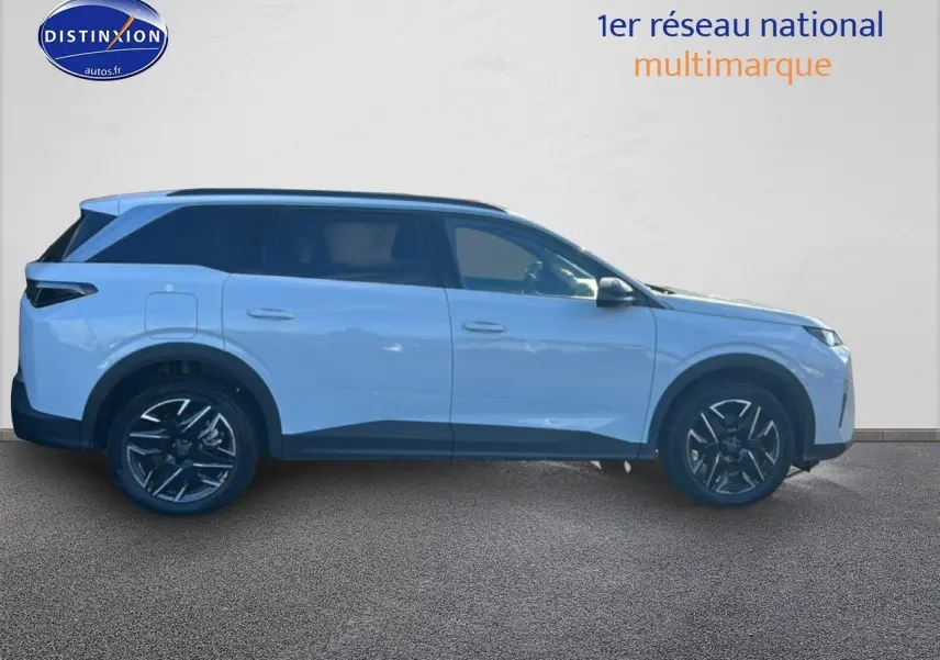 Vue de profil côté gauche d’un Peugeot 5008 blanc okenite avec jantes alliage noires et toit noir.