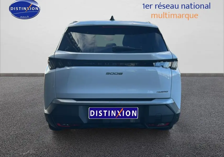 Vue arrière d'un Peugeot 5008 Hybrid 145 allure e-dcs6 blanc okenite avec feux arrière LED et lunette arrière surteintée.