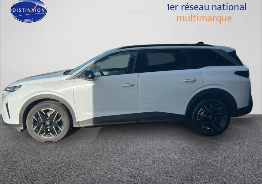 Peugeot 5008 Hybrid 145 allure e-dcs6 blanc okenite vue de profil côté gauche avec jantes noires.