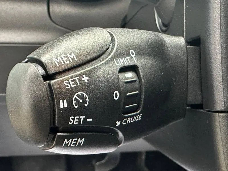 Gros plan sur la commande de régulateur et limiteur de vitesse du volant d'une Citroën C3 2023.