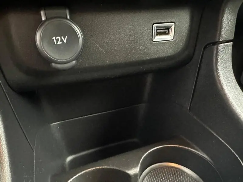 Gros plan sur la prise 12V et port USB dans l’habitacle noir du Citroën C3 2023 version Shine.