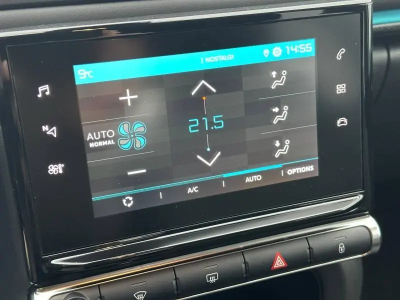 Écran tactile central de la Citroën C3 2023 affichant la climatisation automatique réglée à 21,5°C, vue rapprochée intérieure.