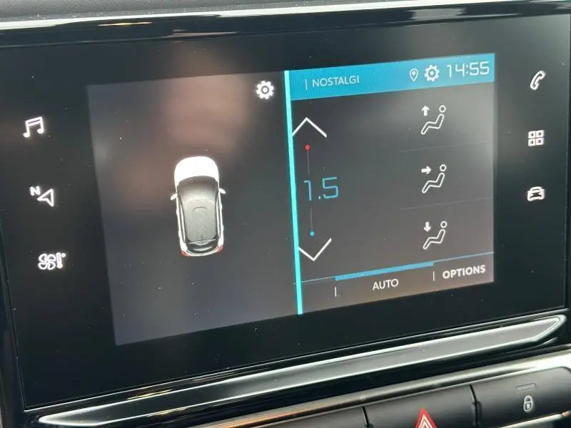 Écran tactile intérieur de la Citroën C3 2023 montrant les réglages de climatisation et la vue du véhicule en Spring Blue.