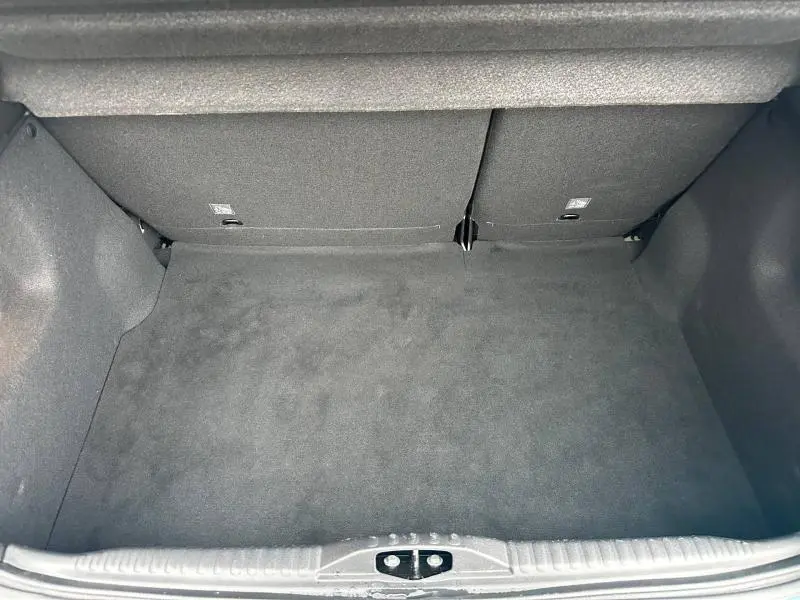 Coffre vide vu de face de la Citroën C3 2023, intérieur tissu gris sombre, sans chargement visible.