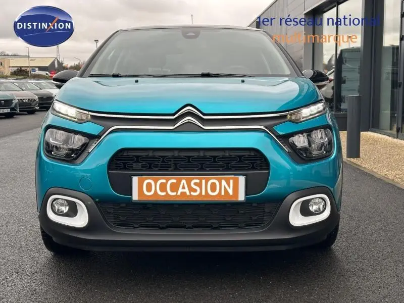 Vue avant d'une Citroën C3 2023 en bleu Spring Blue avec calandre noire et phares LED distinctifs.