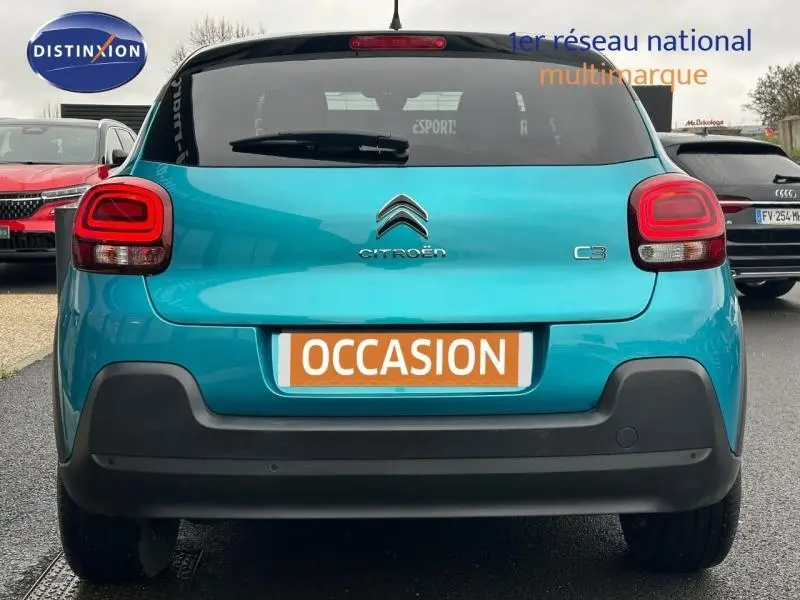 Vue arrière d'une Citroën C3 2023 en bleu Spring Blue avec toit noir et plaque "OCCASION" visible.