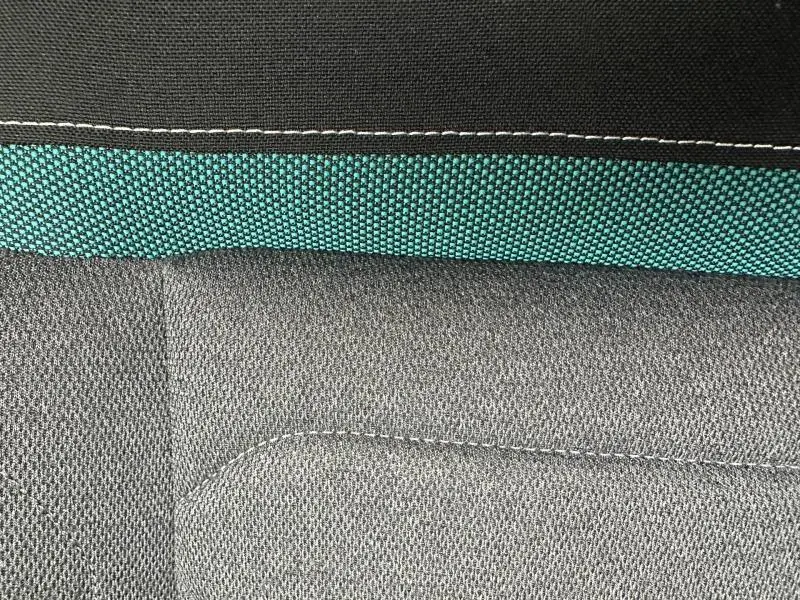 Détail du tissu Mica Grey avec surpiqûres blanches de la banquette avant de la Citroën C3 2023 Spring Blue.