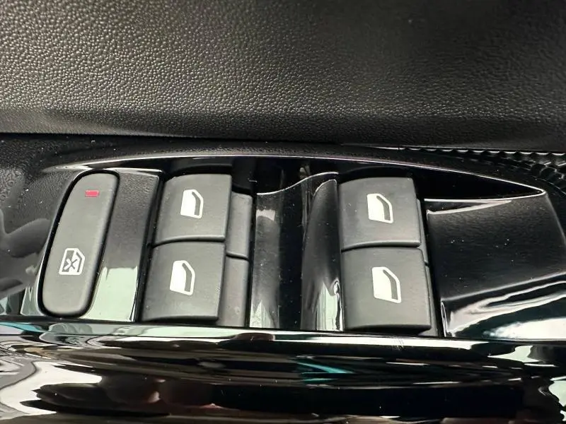 Gros plan sur les commandes de lève-vitres électriques côté gauche, finition noire brillante dans une Citroën C3 2023.