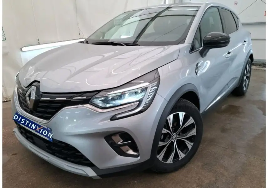 Renault Captur II Techno gris Highland en 3/4 avant droit, avec jantes alliage noir et phares LED allumés.