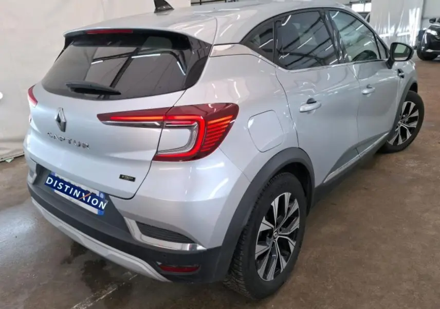 Vue 3/4 arrière droit du Renault Captur gris Highland 2023 avec feux LED et jantes alliage noires.