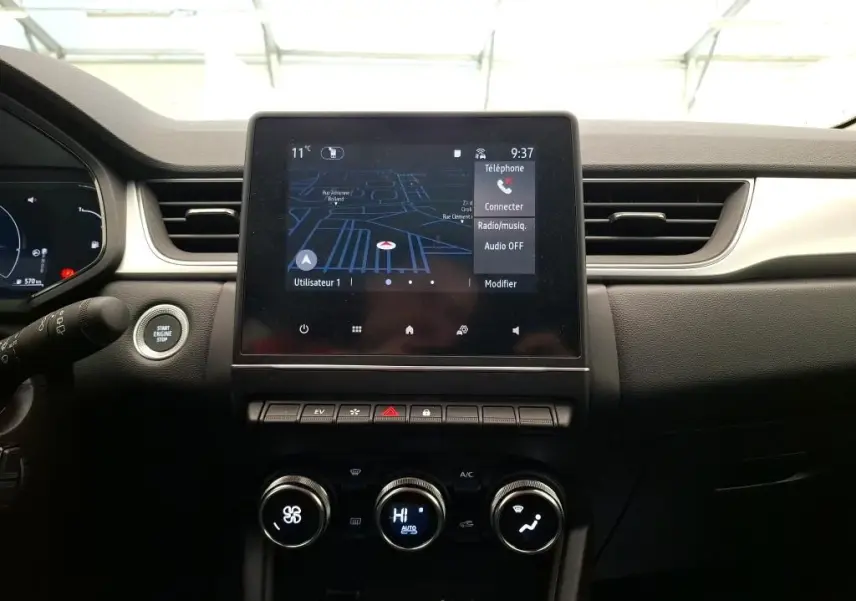 Vue intérieure centrée sur l'écran tactile 7'' du système multimédia Easy Link du Renault Captur gris Highland 2023.