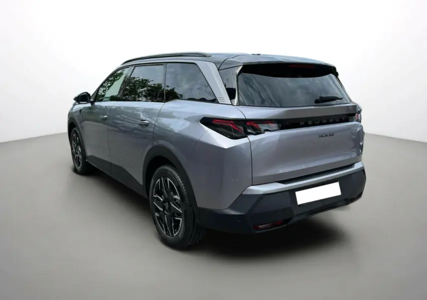 Peugeot 5008 Hybrid gris artense avec toit noir, vue 3/4 arrière droit mettant en valeur les feux LED et jantes alu.