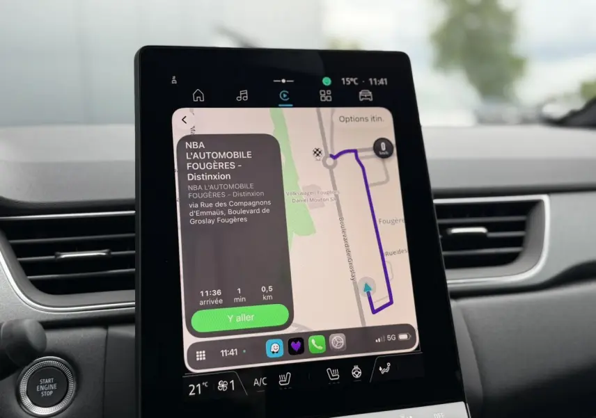 Écran tactile central du Renault Captur 2026 affichant la navigation, entouré de la console et des aérateurs noirs.