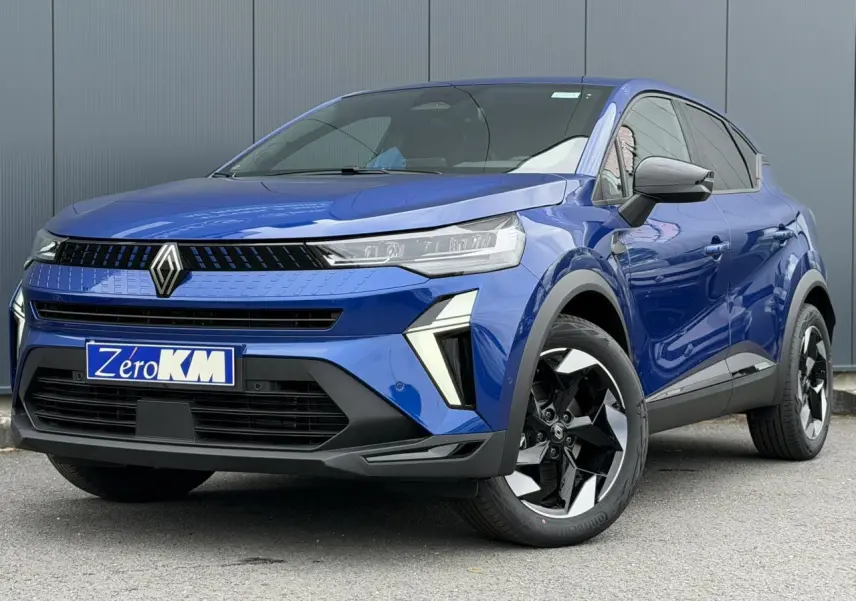 Renault Captur 2026 bleu Iron en 3/4 avant droit, avec jantes noires et détails LED distinctifs.