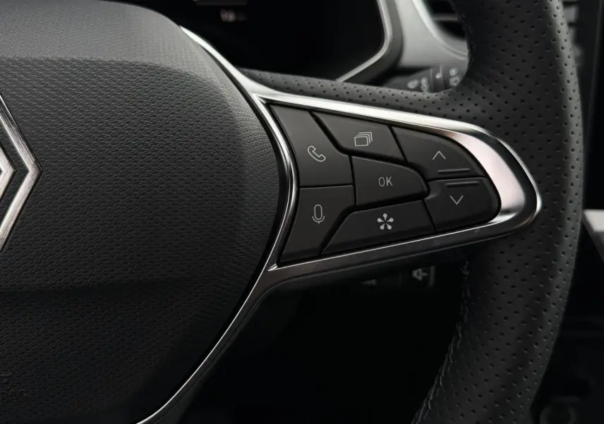 Gros plan sur les commandes à droite du volant perforé du Renault Captur 2026, finition Techno.