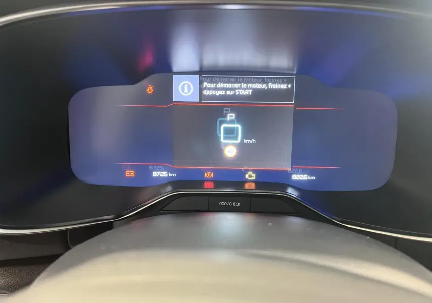 Vue rapprochée du combiné numérique du tableau de bord du Citroën C5 Aircross blanc nacré, affichage digital allumé.